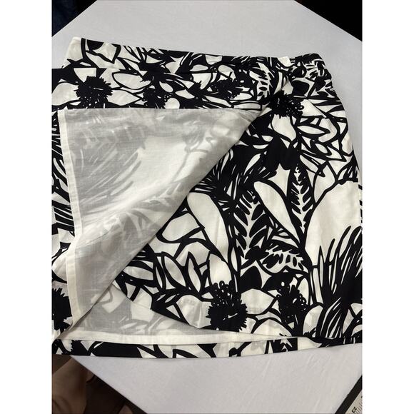 Lane Bryant Women's 20 Black White Floral Wrap Skirt BOHO Resort Vacation Travel - Picture 6 of 8